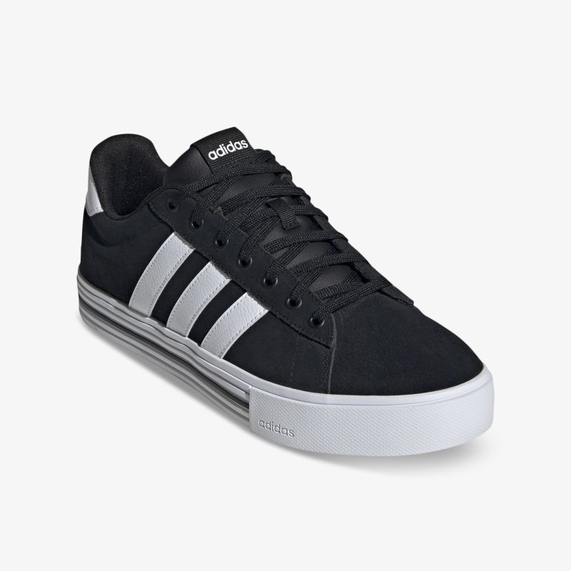Schräg vorne aufgenommener schwarzer Adidas Sneaker mit weißen Streifen, sportlich und komfortabel im Design