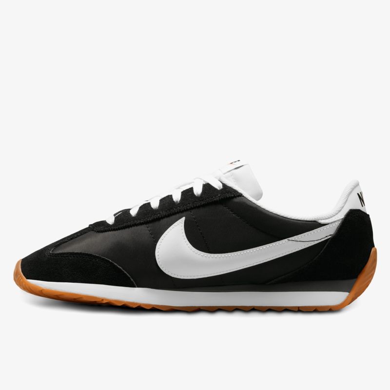 Sportlicher Sneaker in Schwarz mit weißem Akzent und rutschfester Sohle.