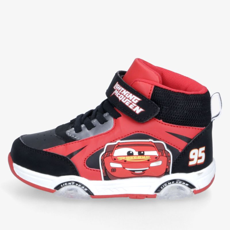 Robuster, sportlicher Kinderschuh rot-schwarz mit flexiblem Verschluss und rutschfester Sohle für sicheren Halt