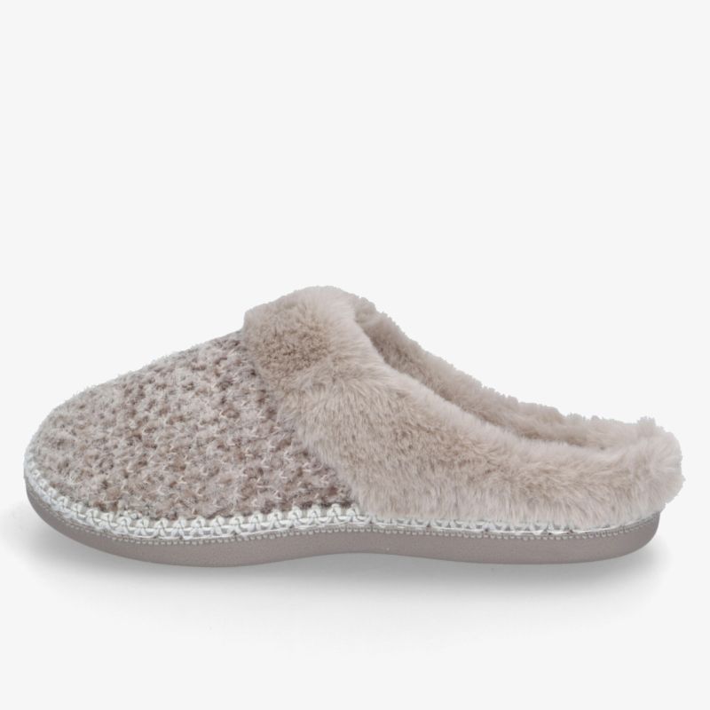 Beiger, flauschiger Hausschuh mit weich gepolsterter Innenseite und rutschfester Sohle für hohen Tragekomfort