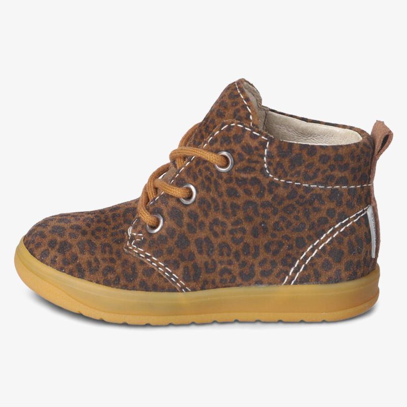Bequemer Kinderschuh aus weichem Leder mit flexiblem Laufsohlenprofil und trendigem Leopardenmuster, seitliche Ansicht