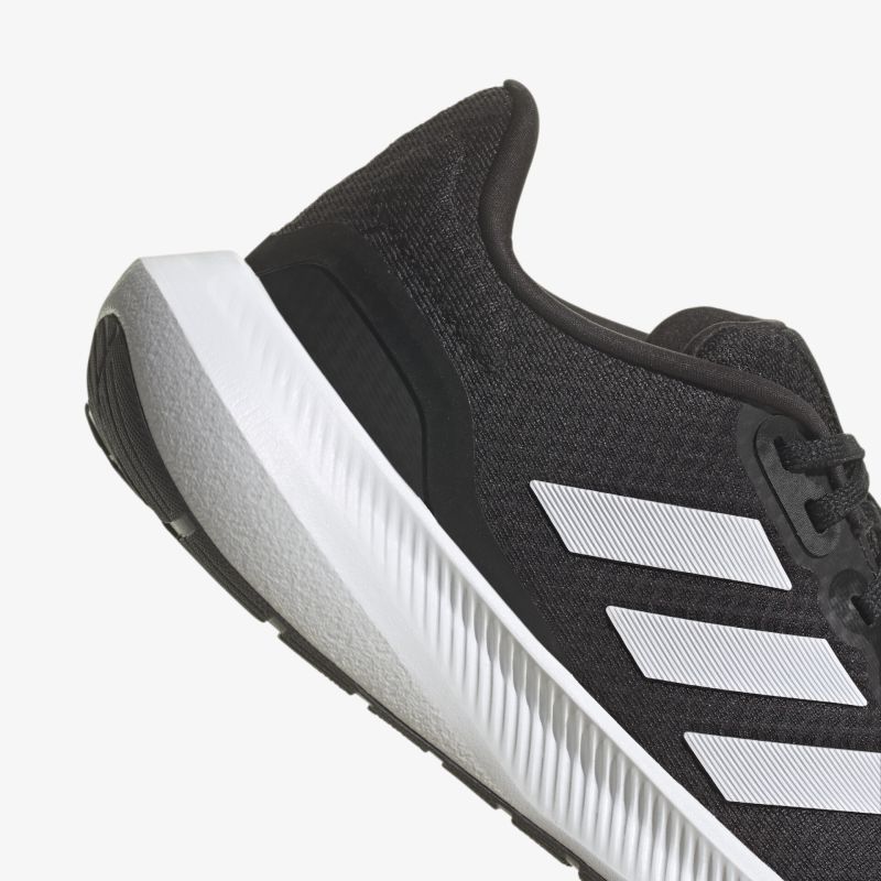 Leichter, sportlicher Sneaker in Schwarz-Weiß mit optimalem Komfort und stilvollem Design für aktive Tage.