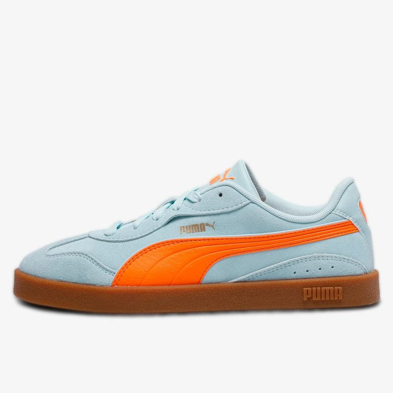Seitliche Ansicht eines blauen Sneakers mit orangem Streifen und brauner flacher Sohle