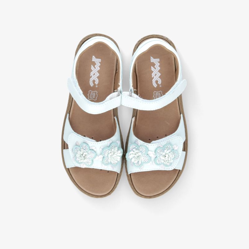 Weiße Sandalen mit floraler Verzierung und verstellbarem Riemen, bequem gepolstert, perfekt für sommerlichen Komfort