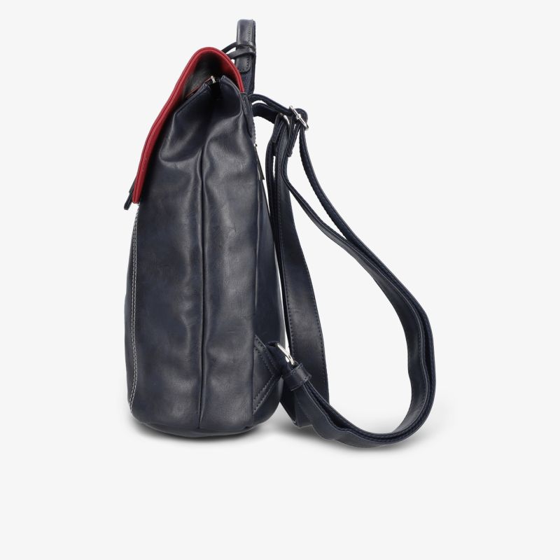 seitliche Ansicht eines eleganten Lederrucksacks mit verstellbaren Schulterriemen und glatter Oberfläche