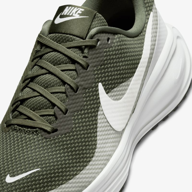 Moderner Sportschuh in stilvollem Design mit atmungsaktivem Obermaterial und robuster Sohle.