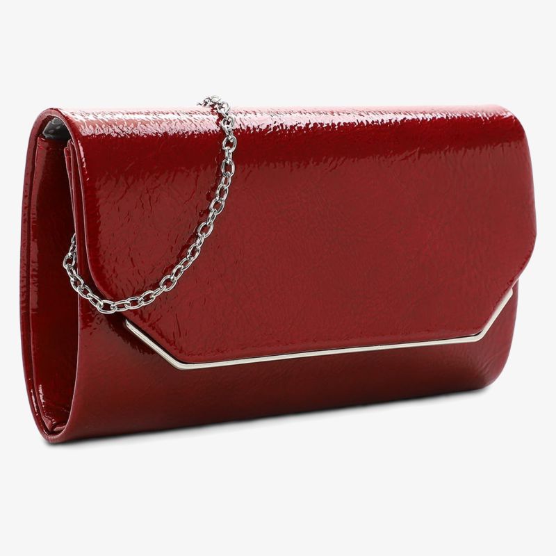 Elegante rote Lack-Clutch mit silberner Kette und strukturiertem, glänzendem Obermaterial, stilvoll und kompakt