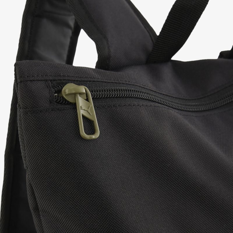 Detailaufnahme eines robusten und langlebigen Reißverschlusses auf einer widerstandsfähigen Tasche