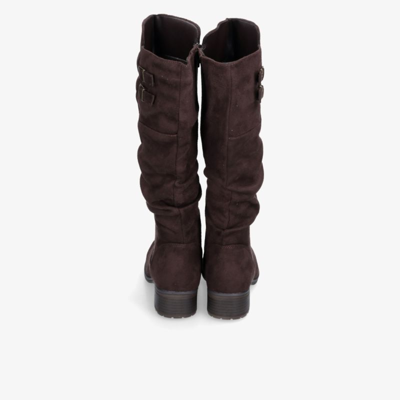 Braune Stiefel als Paar in rückwärtiger Ansicht mit weicher Faltenoptik, robustem Absatz und klassischer Silhouette