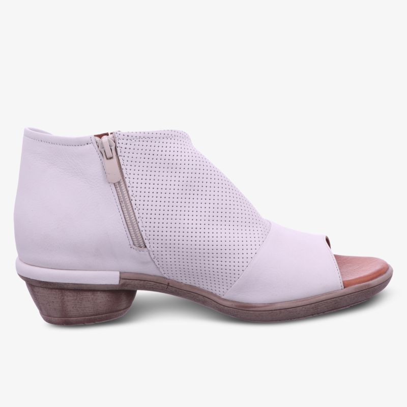 Hochwertige offene Schuhe mit stylischem Cut-Out und bequemem Absatz.