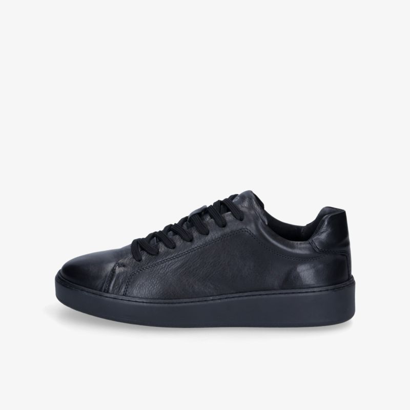 Moderner schwarzer Ledersneaker in seitlicher Ansicht, sportlich und bequem mit minimalistischem Design