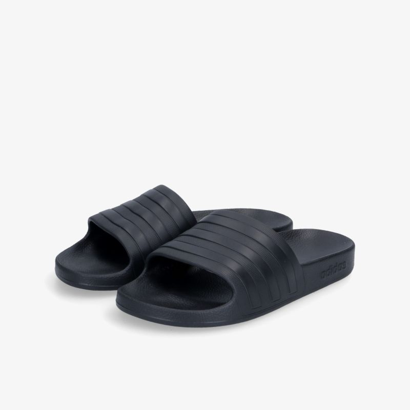 Einfache und stylische schwarze Badesandalen mit bequemem Fußbett und rutschfestem Design.