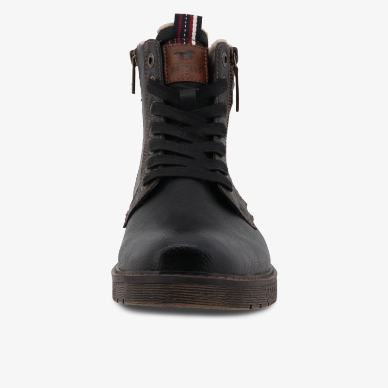 Robuster schwarzer Schnürstiefel aus hochwertigem Leder mit stabilem Profil und wetterfestem Design