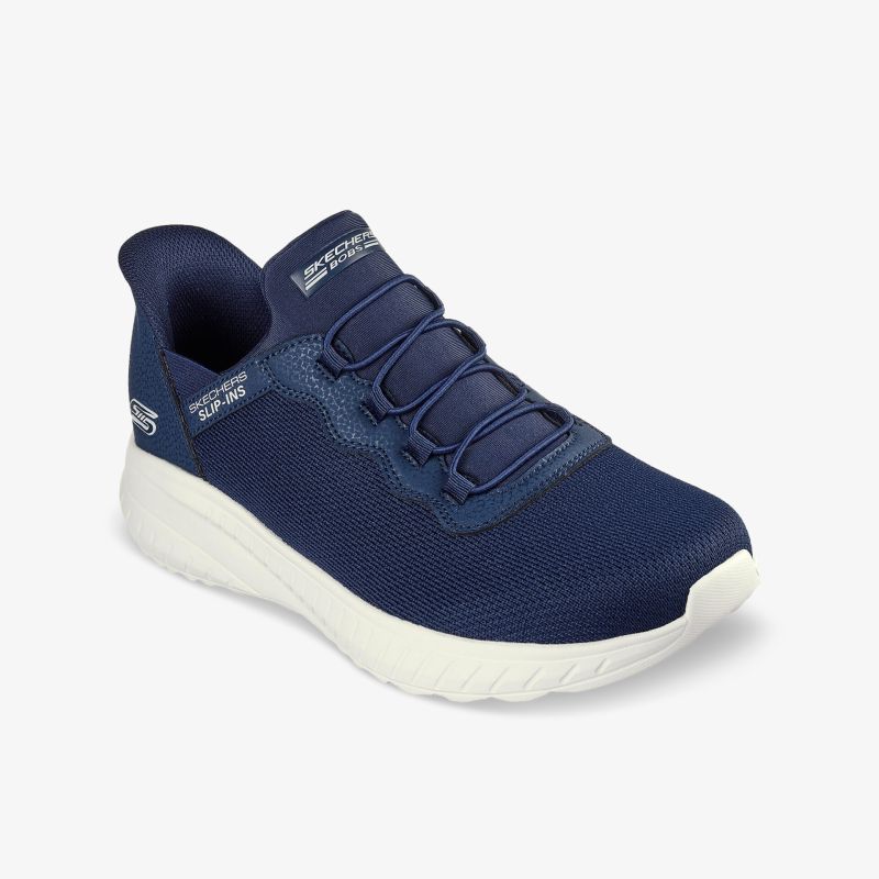 Leichter, atmungsaktiver Sportschuh in Blau mit flexibler Passform und weißer Sohle, schräg vorne sichtbar