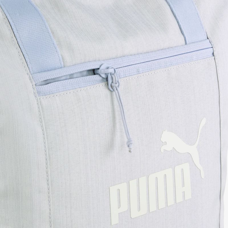 Detailaufnahme des robusten hellblauen Puma Rucksacks mit praktischem Reißverschluss und stilvollem Logo