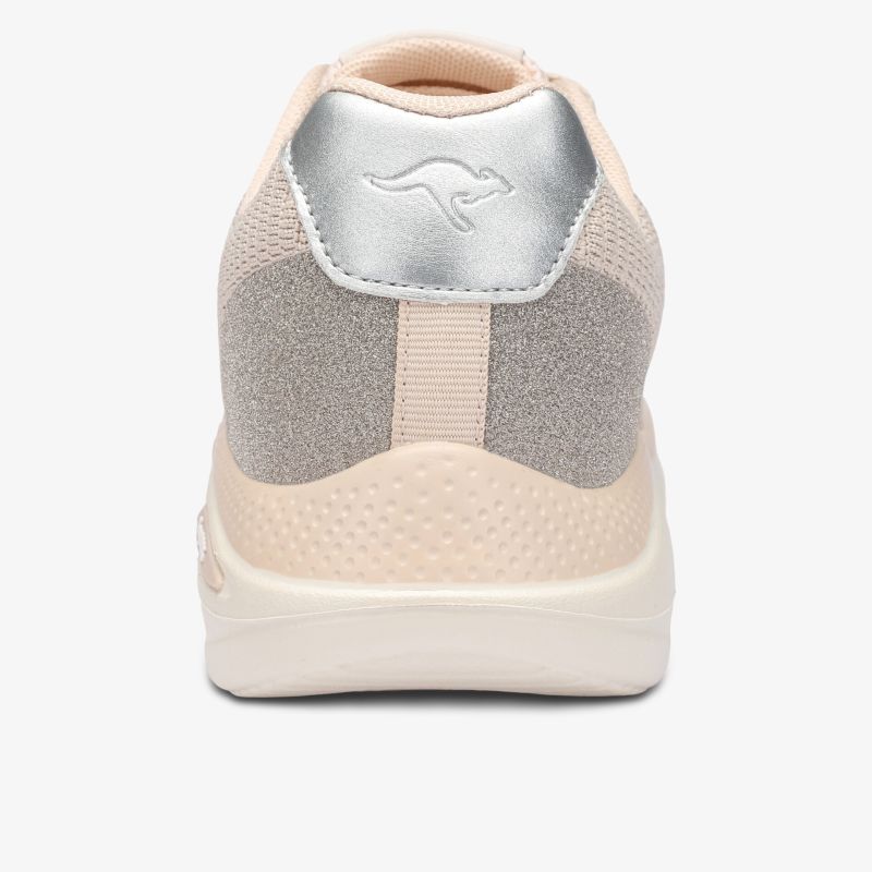 Sportlicher Schuh mit weicher Polsterung und robuster Außensohle, Rückansicht klar sichtbar