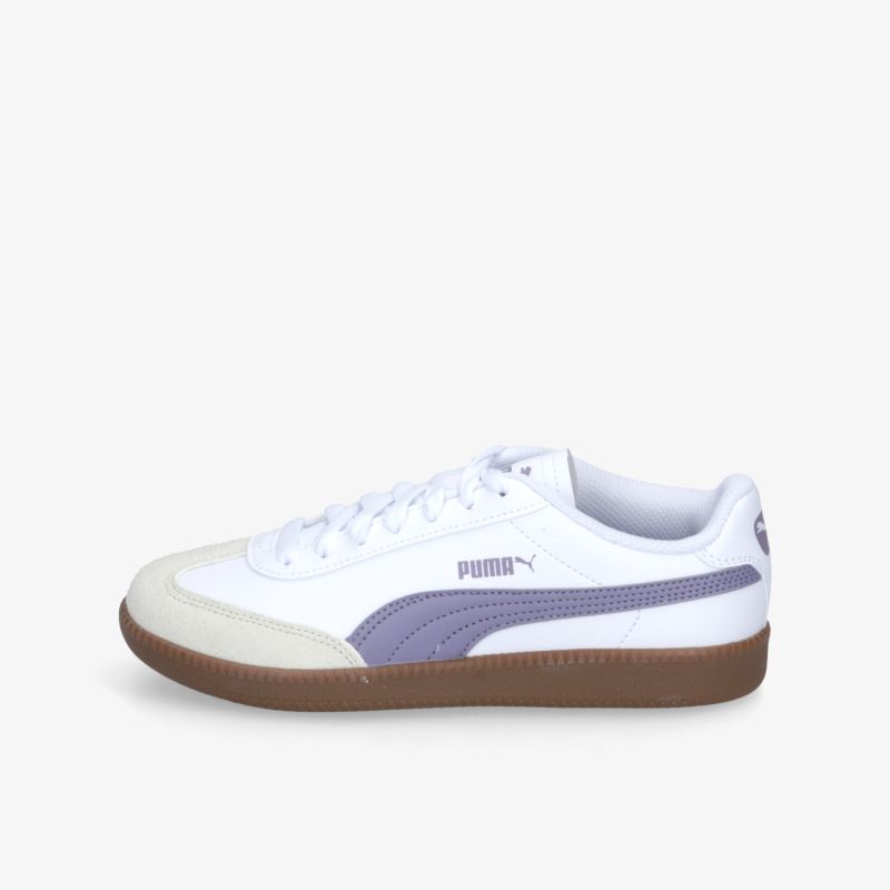 Moderner weißer Sneaker mit robustem Profil und atmungsaktivem Material, perfekter Komfort bei sportlichen Aktivitäten