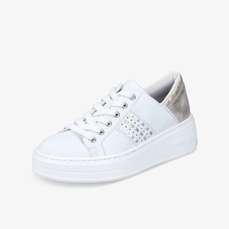 Weißer Sneaker in schräger Vorderansicht mit modischem Design, gepolsterter Innensohle und flexibler Schnürung