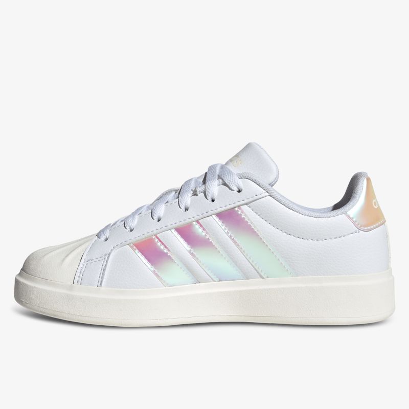 Seitliche Ansicht weißer Sneaker mit pastellfarbenen Streifen und bequemer Sohle