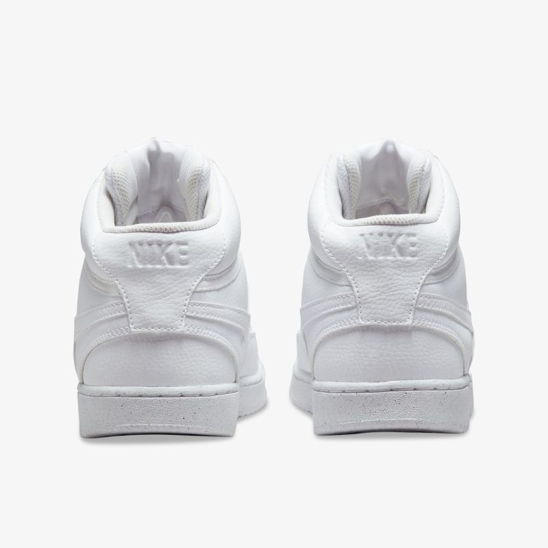 Hochwertige weiße Sneakers aus Leder mit klassischem Design und sportlicher Eleganz, ideal für vielseitigen Stil.