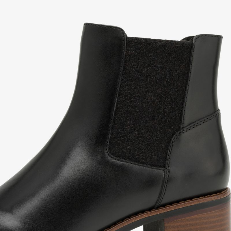 Schwarzer eleganter Chelsea Boot aus Leder mit elastischem Einsatz und stabilem Absatz, Detailaufnahme