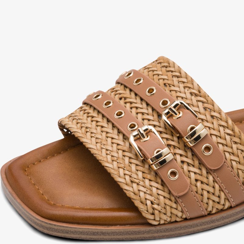 Nahaufnahme einer hochwertigen Sandale mit geflochtenem Obermaterial und verstellbaren Schnallen