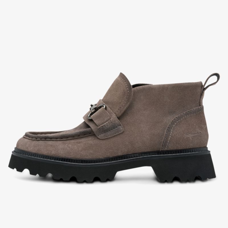 Wildleder Halbschuh mit robustem Profil, Schnallenverschluss und bequemer Gummisohle in seitlicher Ansicht