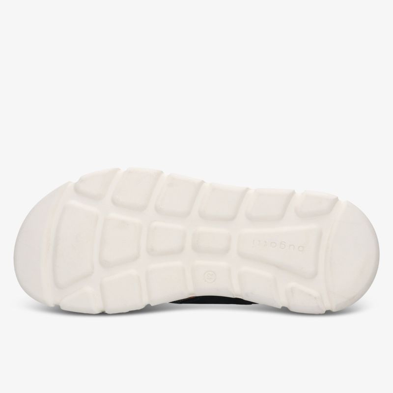 Weiße, strukturierte Sohle mit rutschfestem Profil in Nahaufnahme