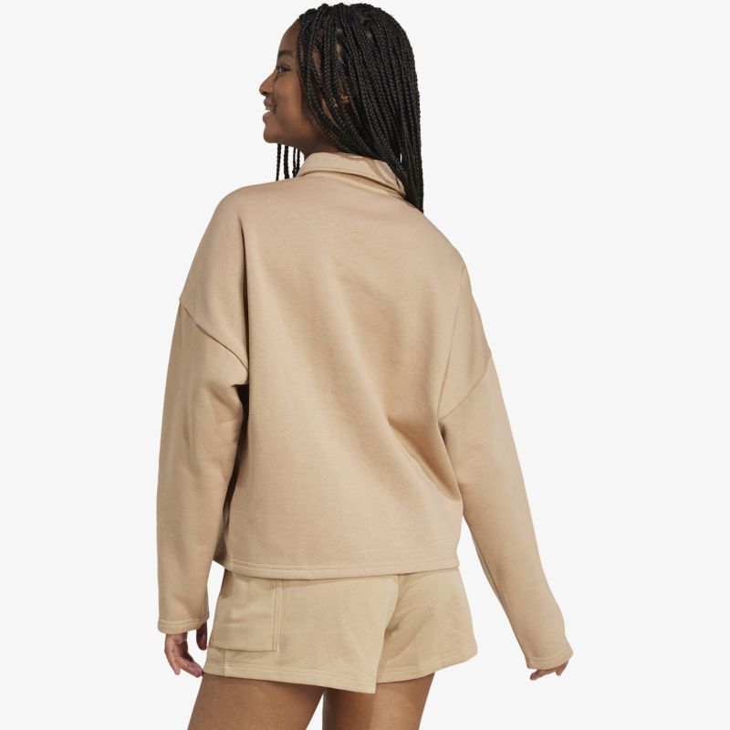 Rückenansicht eines beigen, langärmligen und kurz geschnittenen gemütlichen Sets aus weichem Material