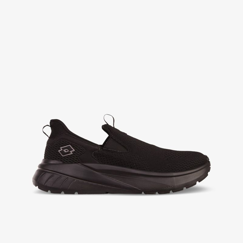Moderner schwarzer Slipper mit elastischem Obermaterial und rutschfester Sohle in seitlicher Ansicht