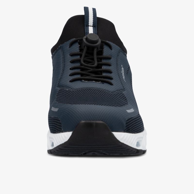 Atmungsaktiver Schuh in sportlichem Design mit elastischem Material und robuster Sohle vorne sichtbar