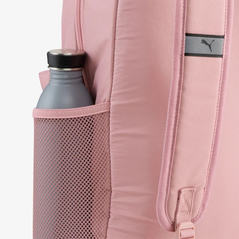 Detailaufnahme eines rosa Rucksacks mit seitlichem Netzfach für Wasserflasche, gepolstert und robust