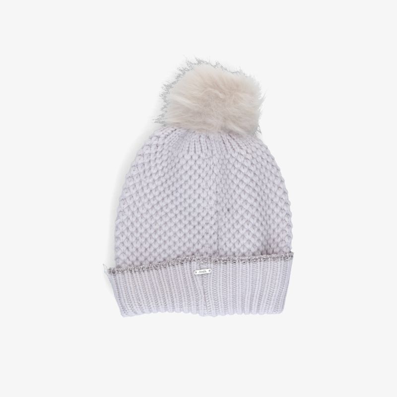 Weiße Strickmütze mit modischem Pompon, weiches warmes Material, angenehmer Komfort für kalte Tage