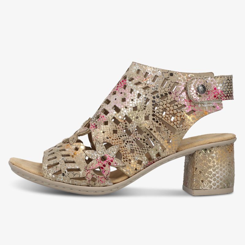 Modischer goldfarbener Damenschuh mit bequemem Absatz und dekorativen Blüten, von seitlicher Perspektive sichtbar