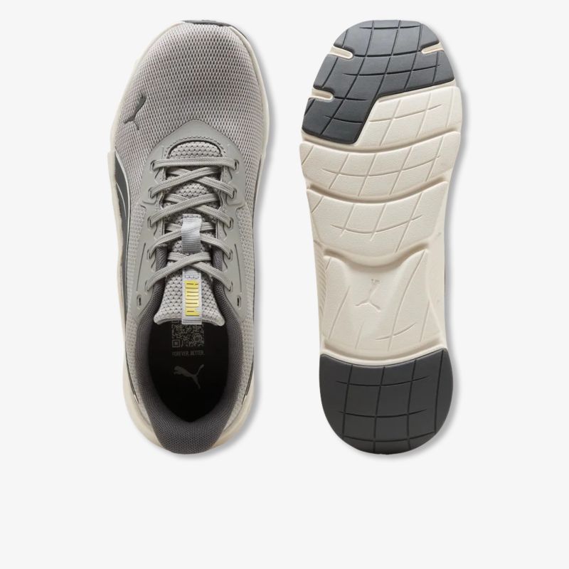 Leichter grauer Sportschuh mit atmungsaktivem Obermaterial und rutschfester Sohle