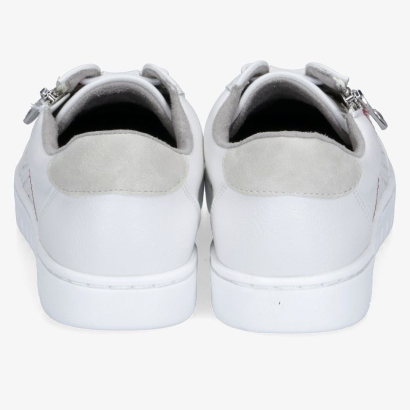 Rückansicht eines weißen Sneakers mit gepolstertem Kragen und sauberer, robuster Sohle für hohen Tragekomfort