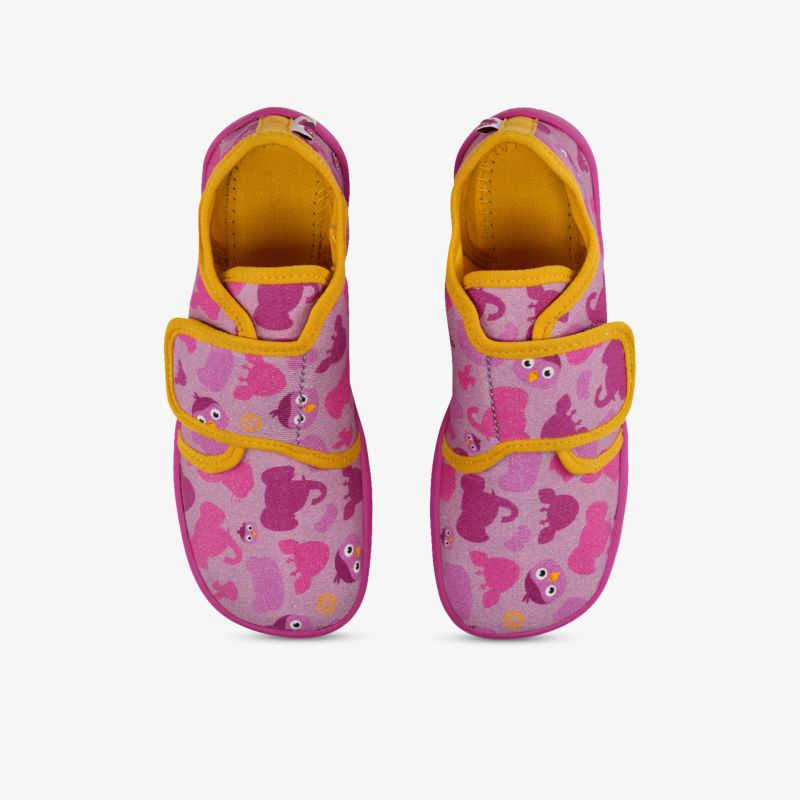 Bequeme rosa Hausschuhe mit buntem Herzmuster und praktischem Klettverschluss, ideal für drinnen