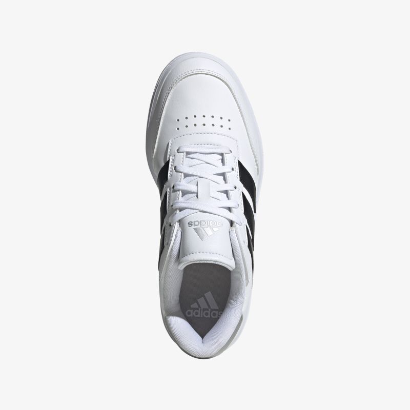 Moderner weißer Sneaker mit schwarzem Akzent und klassischem Design, ideal für sportliche Aktivitäten und Alltag.