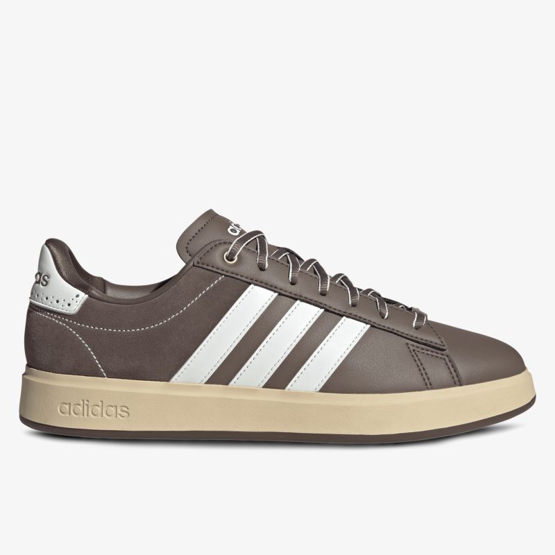 Robuster und sportlicher Sneaker mit klassischem Design und klaren weißen Streifen auf braunem Leder