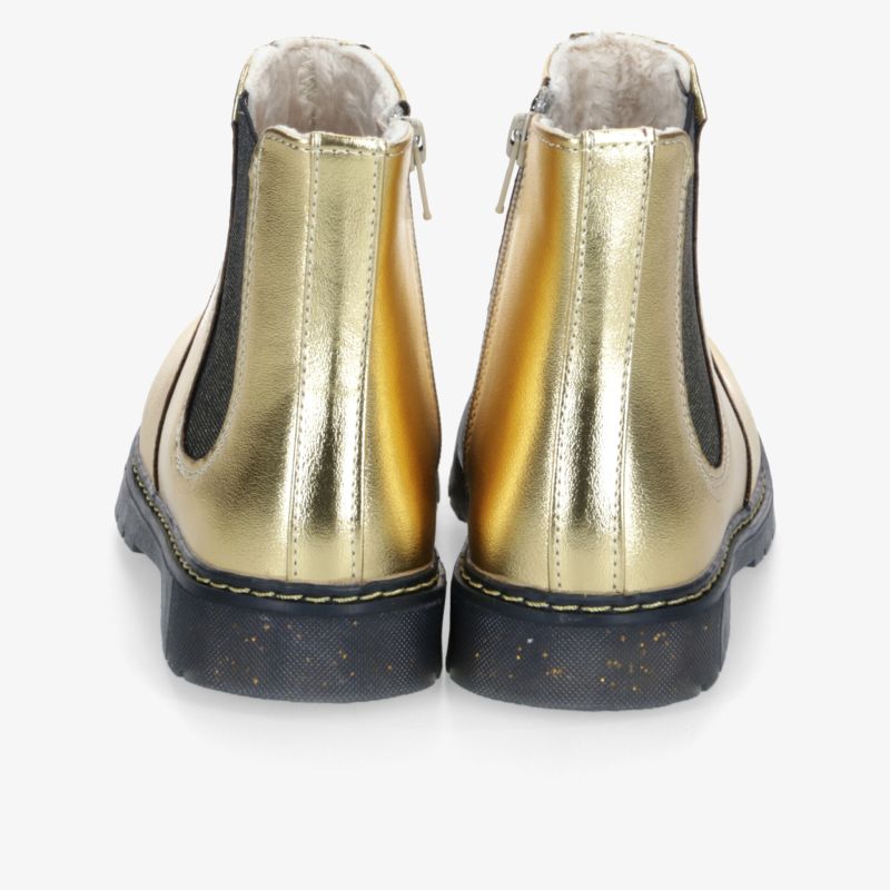 Rückansicht von goldfarbenen Schuhen mit Reißverschluss und bequemer robusten Sohle, stilvoll und glänzend