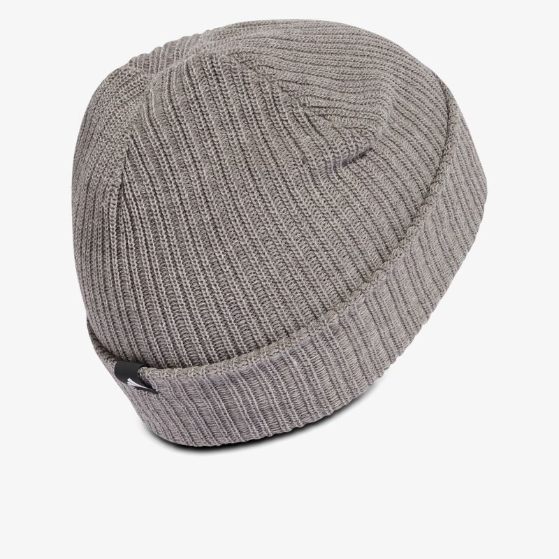 Warme graue Strickmütze mit weichem Material und bequemem Tragekomfort, ideal für kalte Tage