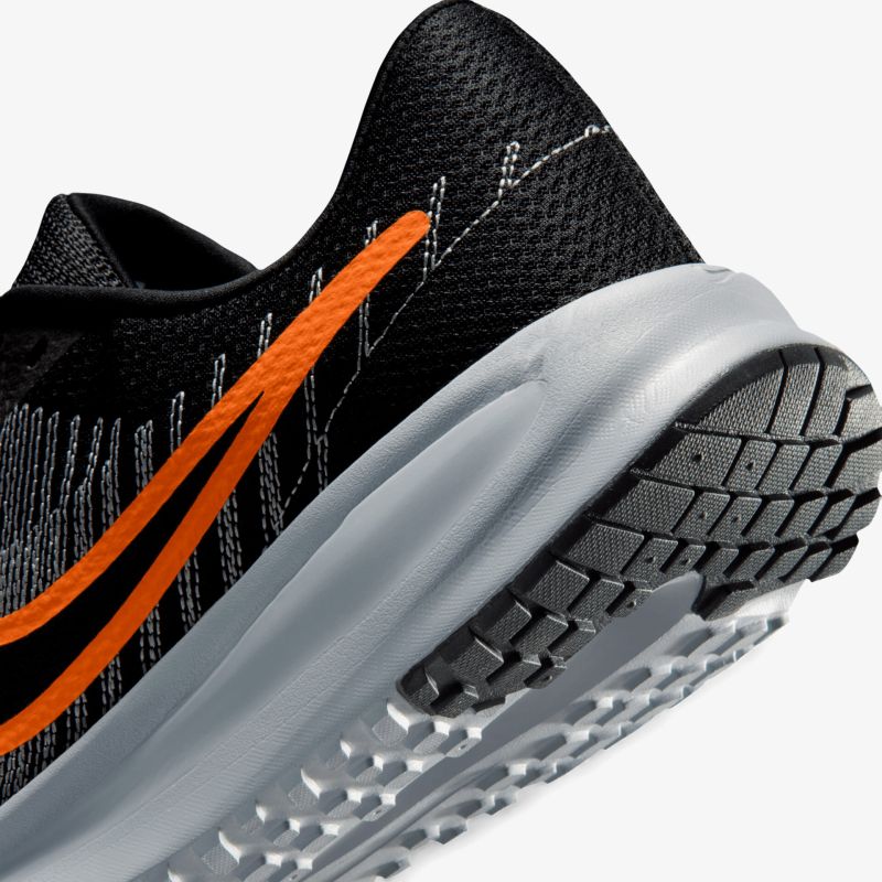 Nahaufnahme von atmungsaktivem Laufschuh mit robuster Sohle und modernem sportlichen Design