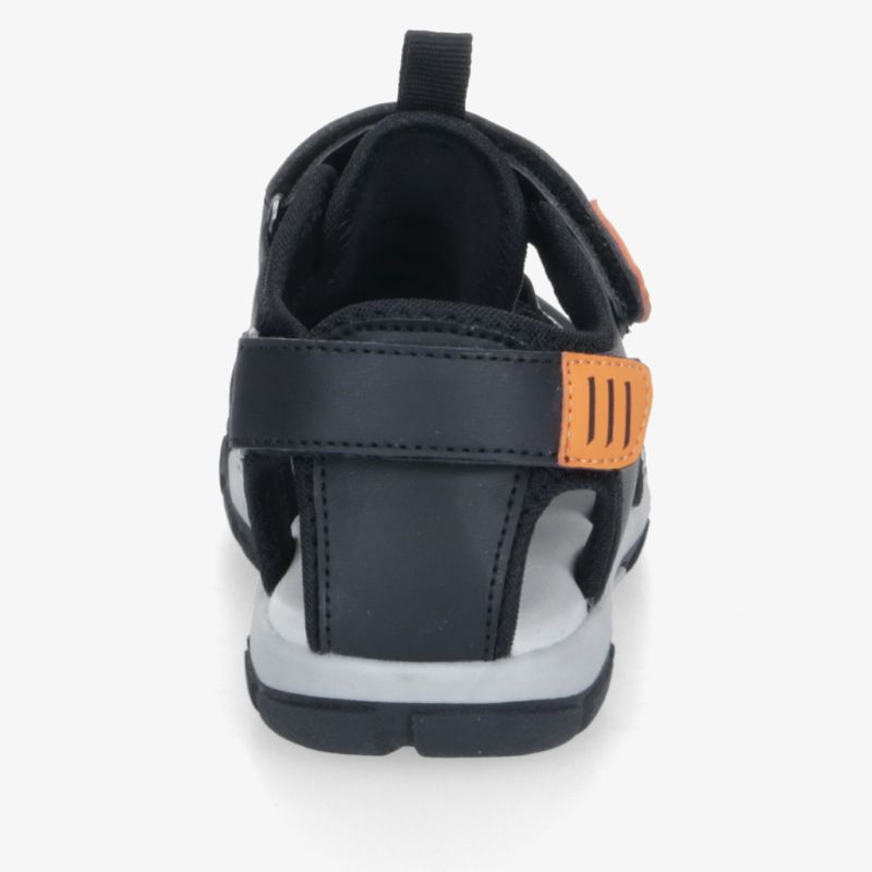 Sportlicher schwarzer Schuh mit orangen Akzenten, verstellbarem Klettverschluss und rutschfester Sohle, Rückansicht