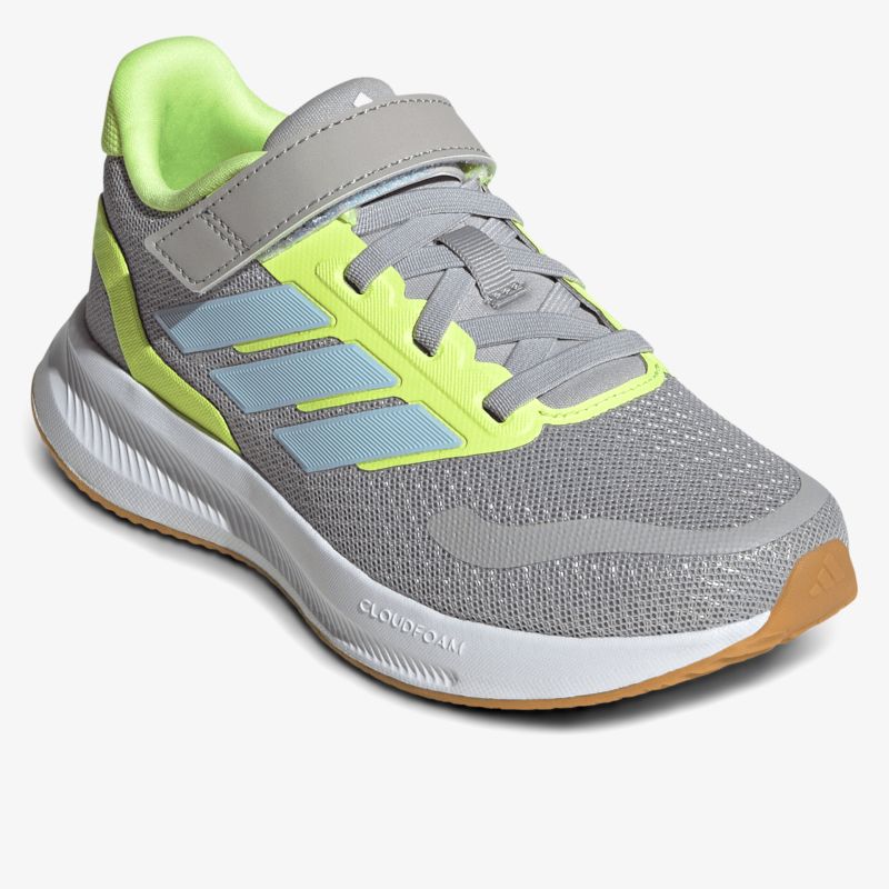 Leichter Sneaker mit atmungsaktivem Mesh, Klettverschluss und rutschfester Sohle in schräg vorderer Ansicht