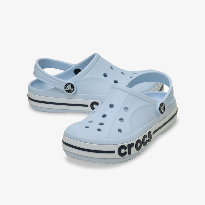 Leichtes und bequemes Paar weiß-blauer Crocs Schuhe mit atmungsaktiven Löchern und komfortabler Passform