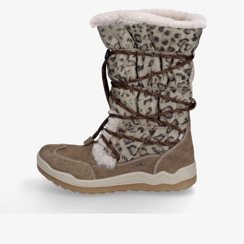 Brauner Winterstiefel mit warmem Futter, weichem Schaft, dekorativer Schnürung und griffiger Profilsohle in schräger Frontansicht.