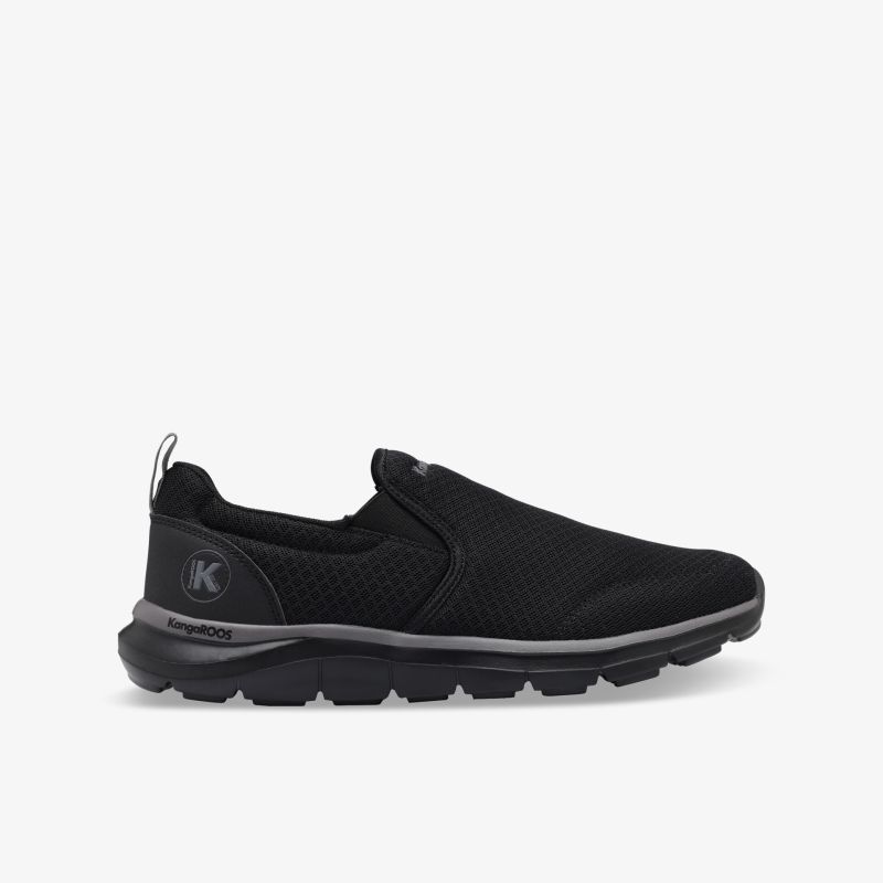 Leichter schwarzer Slip-On Schuh mit atmungsaktivem Material und rutschfester Sohle in klarer Seitenansicht