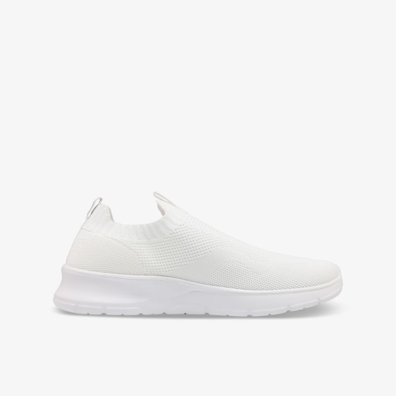 leichter weißer Sneaker mit atmungsaktivem Material und rutschfester Sohle in klarer Seitenansicht