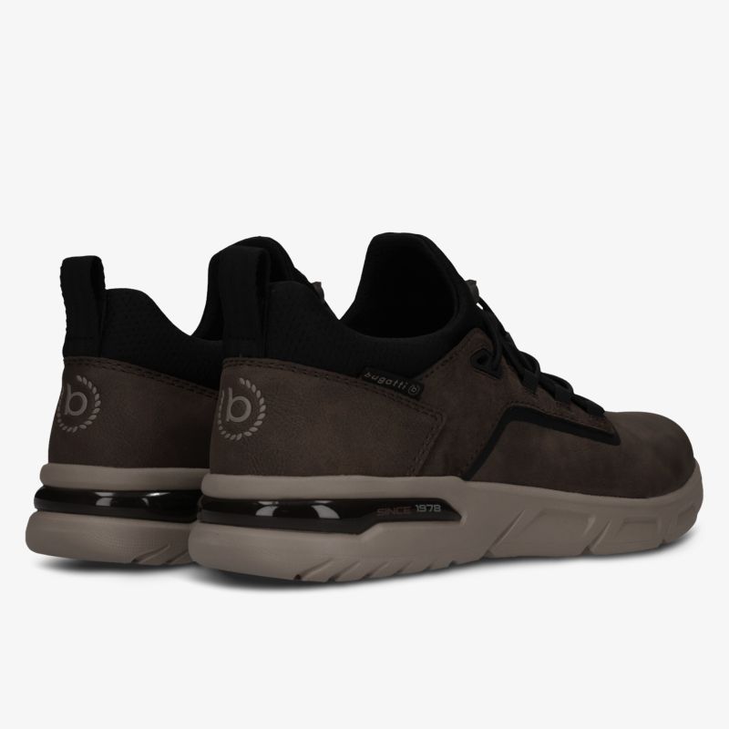 Schwarze Sport- und Freizeitschuhe mit robuster, rutschfester Sohle und modernem Design, Rückansicht
