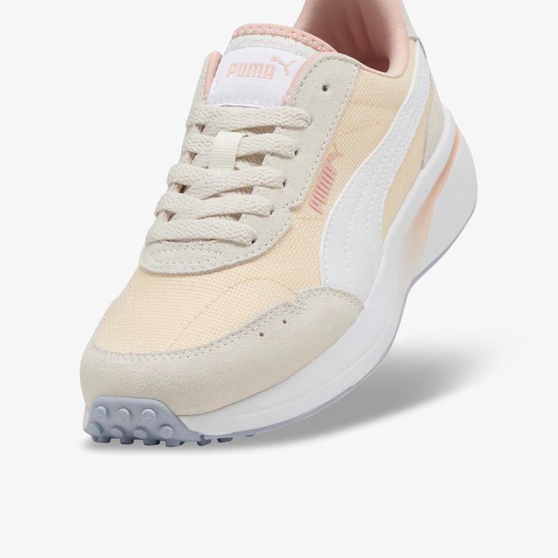 Leichter sportlicher Sneaker in Beige mit atmungsaktivem Material und rutschfester Sohle, schräg vorne fotografiert